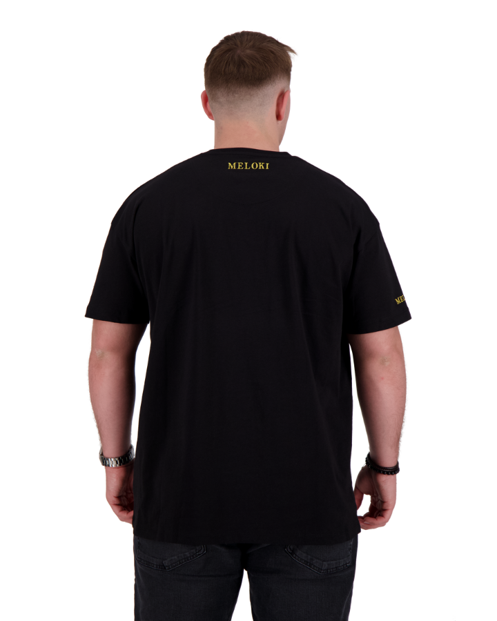 Schwarzes Oversize T-Shirt mit goldenem Farbfleck aus weichem Stoff mit lockerer Passform - perfekt für Komfort und Style
