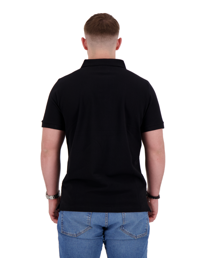 Stilvolles MELOKI Polo-Shirt in Schwarz mit schwarzem Farbfleck - unterstützt Spendenaktionen für Mensch und Tier im Glück, modisch und aus nachhaltiger Bio-Baumwolle für Tierliebhaber