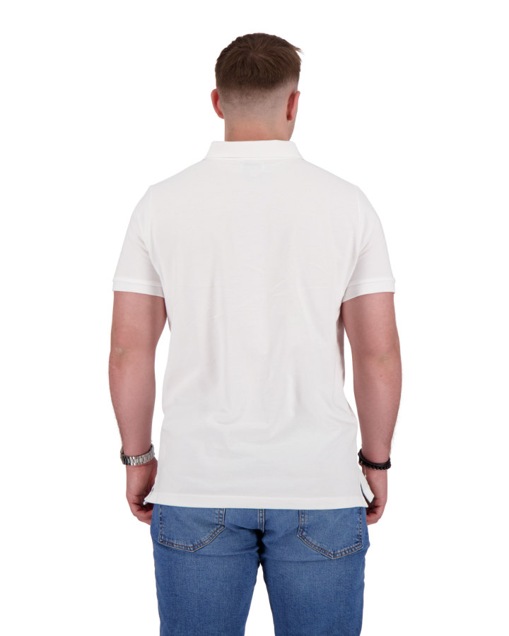 Stilvolles MELOKI Polo-Shirt in Weiss mit weißem Farbfleck - unterstützt Spendenaktionen für Joel Kinderspitex, modisch und nachhaltig aus Bio-Baumwolle