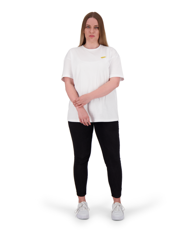 Komfortables Weisses Oversize T-Shirt mit goldenem Farbfleck und mit lässiger Passform - ideal für einen entspannten und modischen Auftritt