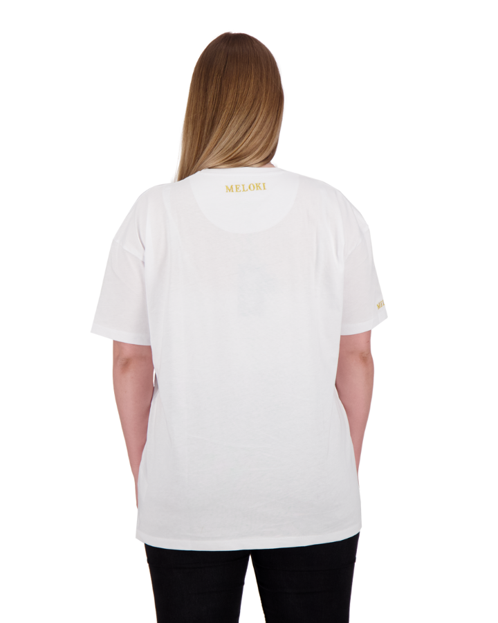 Weisses Oversize T-Shirt mit goldenem Farbfleck und mit entspannter Passform und modernem Design - perfekt für einen lässigen Style