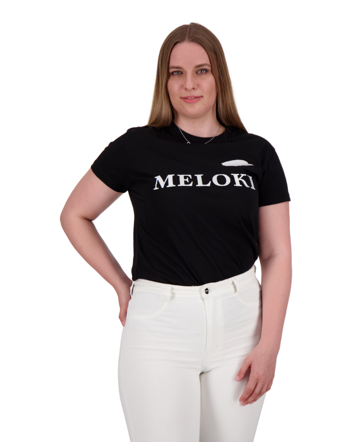 MELOKI Unisex-T-Shirt in Schwarz mit weissem Farbfleck - Spenden für Joel Kinderspitex, modisch, stilvoll und zeitlos aus Bio-Baumwolle mit Stickerei