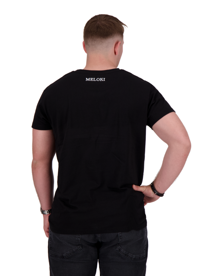 Stylisches MELOKI T-Shirt in Schwarz mit weissem Farbfleck - unterstützt Joel Kinderspitex, modisch, zeitlos und aus hochwertiger Bio-Baumwolle mit Stickerei