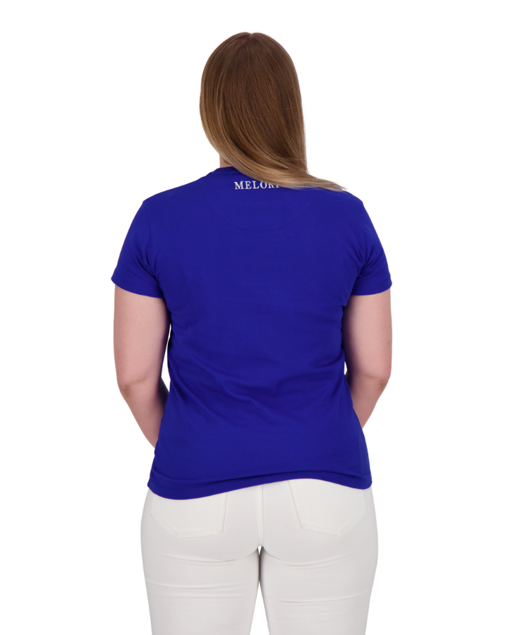Stylisches, klassisches MELOKI T-Shirt in Blau mit weissem Farbfleck - Unterstützung von Joel Kinderspitex mit modischem Statement