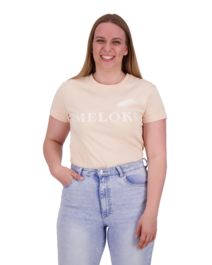 "MELOKI Unisex-T-Shirt in lachsfarben mit weissem Farbfleck - unterstützt Joel Kinderspitex, modisch, zeitlos, bequem und aus Bio-Baumwolle